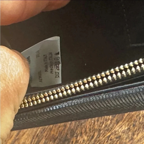 Giorgio Armani leather clutch with magnetic closure. Interior: silk. Never worn. - Picture 6 of 16